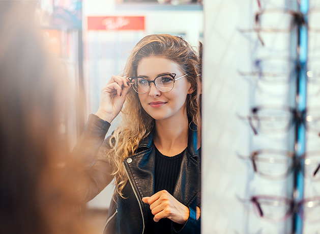 Eine junge Frau mit einer schwarzen Brille