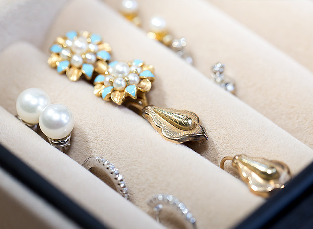 Goldene und silberne Ohrringe und Ringe