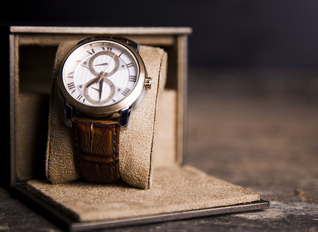 Eine gold schwarze Uhr